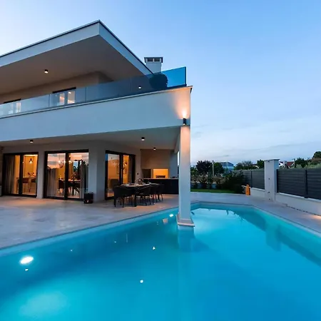 Luxurioese Perla Mit Pool Und Jacuzzi * Poreč
