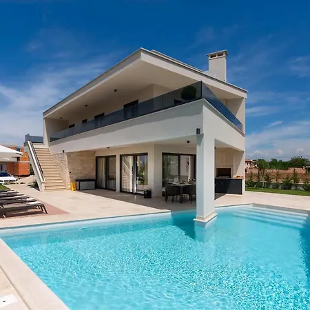 Feriehus Luxurioese Perla Mit Pool Und Jacuzzi Poreč