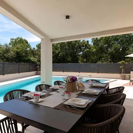 Luxurioese Perla Mit Pool Und Jacuzzi