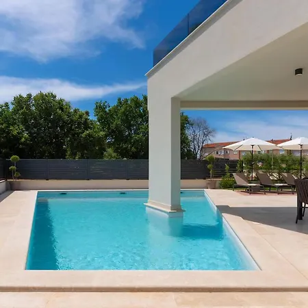 Feriehus Luxurioese Perla Mit Pool Und Jacuzzi Poreč