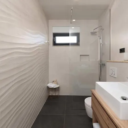 Luxurioese Perla Mit Pool Und Jacuzzi