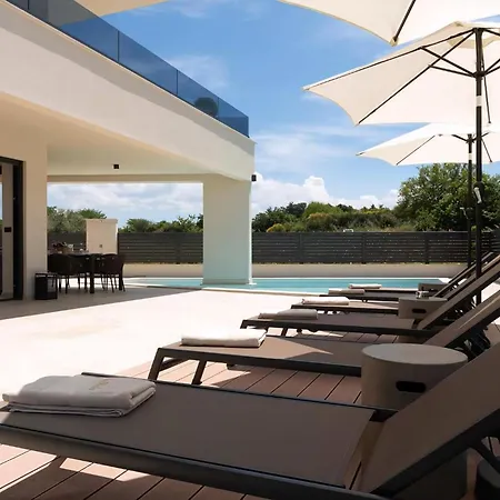 Luxurioese Perla Mit Pool Und Jacuzzi Poreč