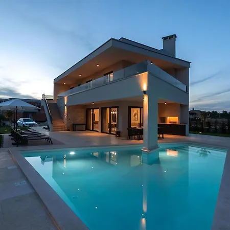 Luxurioese Perla Mit Pool Und Jacuzzi *