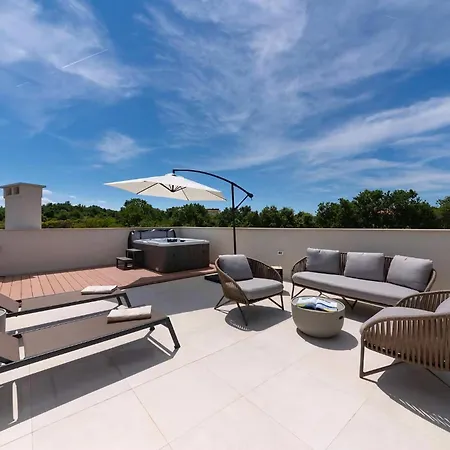 Luxurioese Perla Mit Pool Und Jacuzzi *