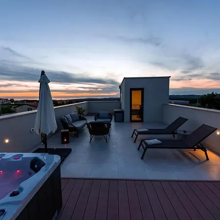 Σπίτι διακοπών Luxurioese Perla Mit Pool Und Jacuzzi