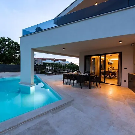 Luxurioese Perla Mit Pool Und Jacuzzi بيت للعطل بوريتش