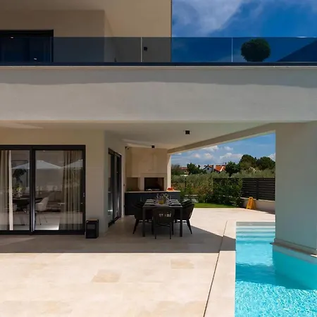 Nyaraló Luxurioese Perla Mit Pool Und Jacuzzi
