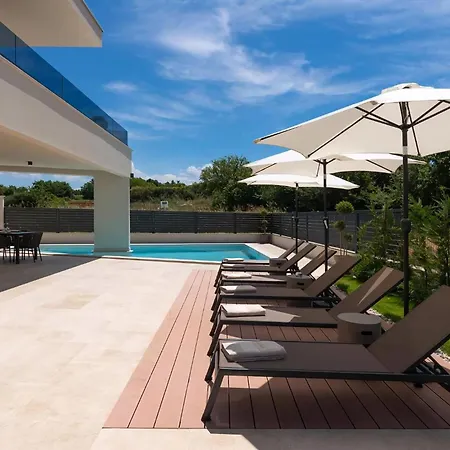 Nyaraló Luxurioese Perla Mit Pool Und Jacuzzi