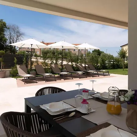 Luxurioese Perla Mit Pool Und Jacuzzi Nyaraló Poreč