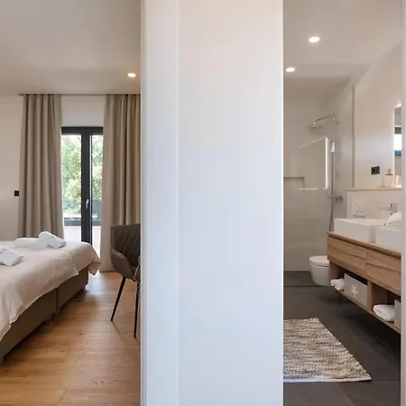 Luxurioese Perla Mit Pool Und Jacuzzi Nyaraló Poreč