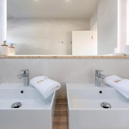 Luxurioese Perla Mit Pool Und Jacuzzi * Poreč