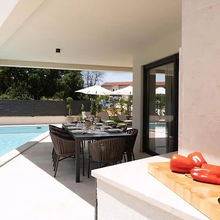 Luxurioese Perla Mit Pool Und Jacuzzi Nyaraló *